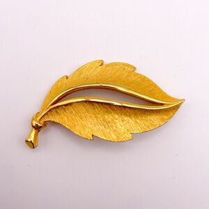 Vintage JJ Jonette Signed Textured Dark Gold Tone Leaf Pin Brooch. 1”x2.125”